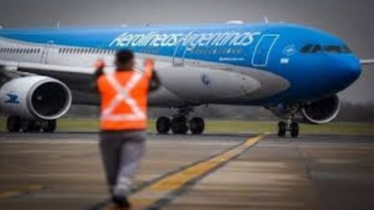 Aerolíneas Argentinas cobrará recargos en el precio de todos sus pasajes por el aumento del petróleo