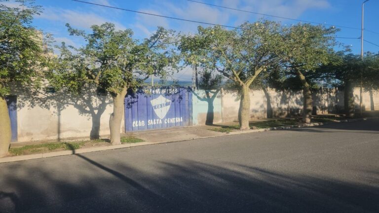 Robaron los arcos de la cancha del Club Salta Central y causaron destrozos