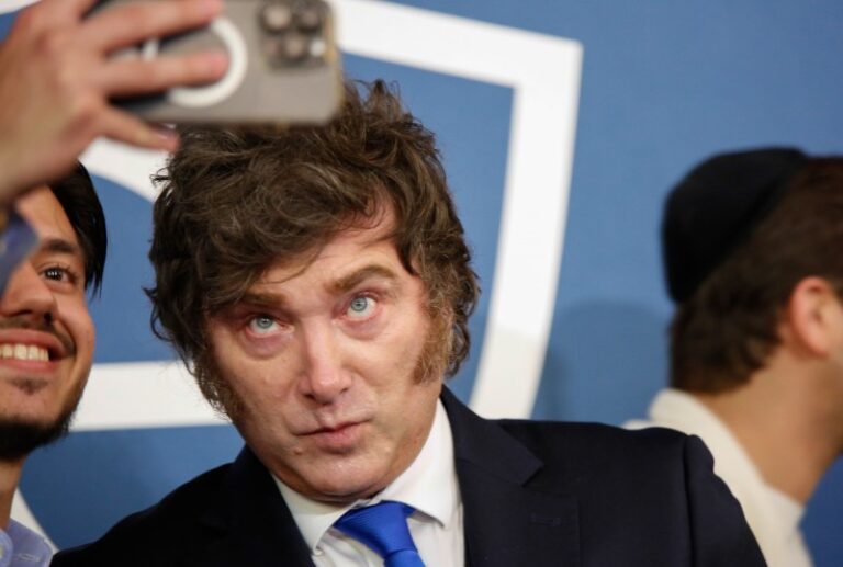 Milei se derrumba en las encuestas por el caso Adorni y la crisis económica