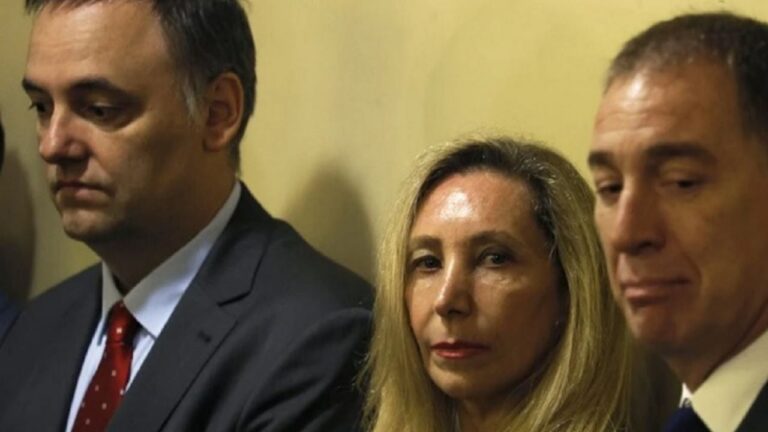 Adorni quedó desnudo