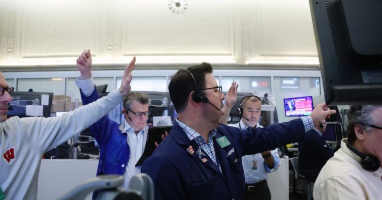 Por la tensión global caen los bonos y el riesgo país vuelve a rozar a los 600 puntos, su valor más alto desde diciembre