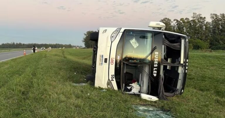 Volcó un micro en la ruta 9: hay más de 40 heridos y un pasajero debió ser operado