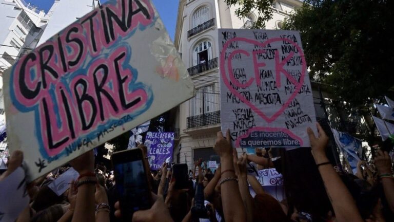 Militantes se concentran en apoyo a Cristina Kirchner antes de su declaración en Comodoro Py