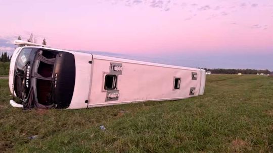 Accidente en la ruta 9: más de 40 heridos tras el vuelco de un micro en San Pedro