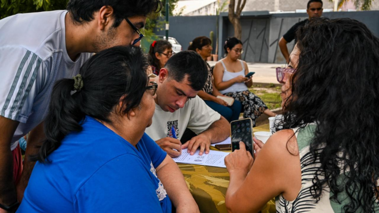 Entregaron botones antipánico a adultos mayores en la Capital