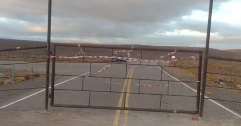 Insólito: la dueña de un campo en Chubut cortó una ruta provincial con una tranquera de metal