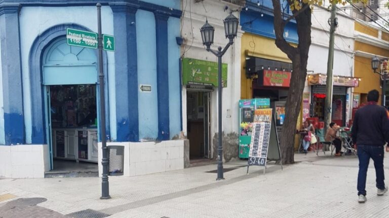 Reclamo por cartel que obstruye el paso peatonal