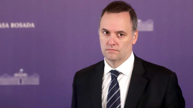 Ordenan levantar el secreto fiscal y bancario para saber quién pagó los viajes de Adorni