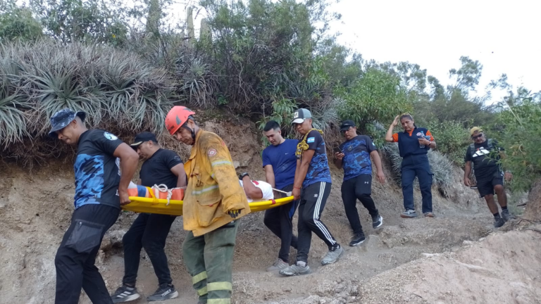 Rescataron a una turista que se accidentó en un cerro en Belén