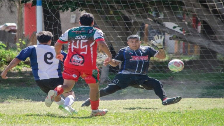 Jugadores de fútbol durante un partido del torneo local en Catamarca
