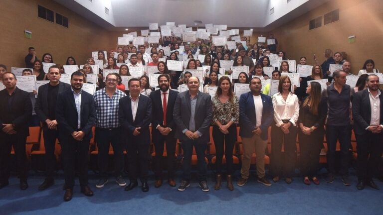 Agentes municipales recibiendo diplomas del curso de herramientas digitales en Catamarca