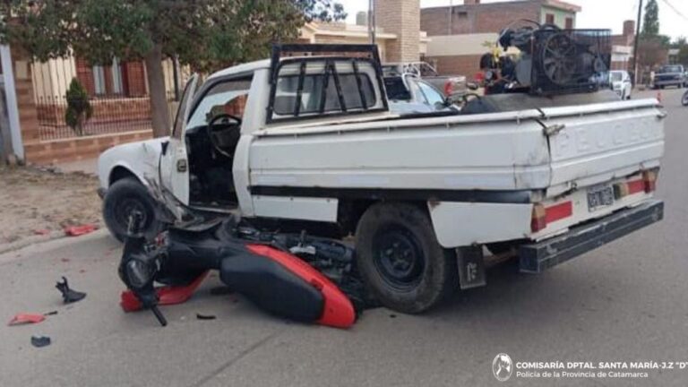Accidente de tránsito en una calle de Santa María, Catamarca, con presencia de vehículos de emergencia.
