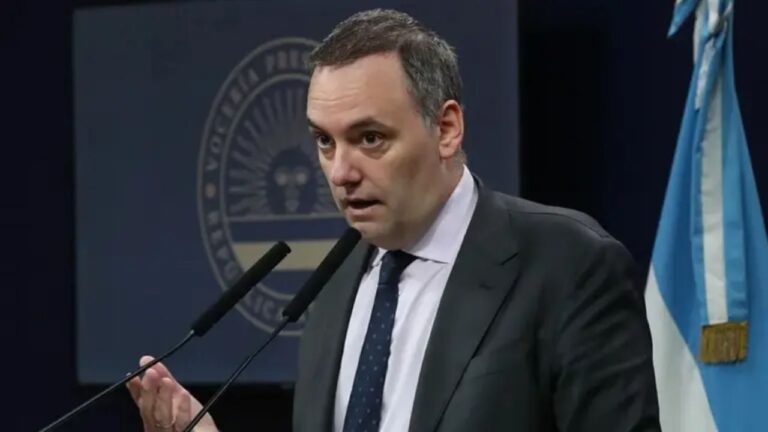 Manuel Adorni durante una sesión en la Cámara de Diputados