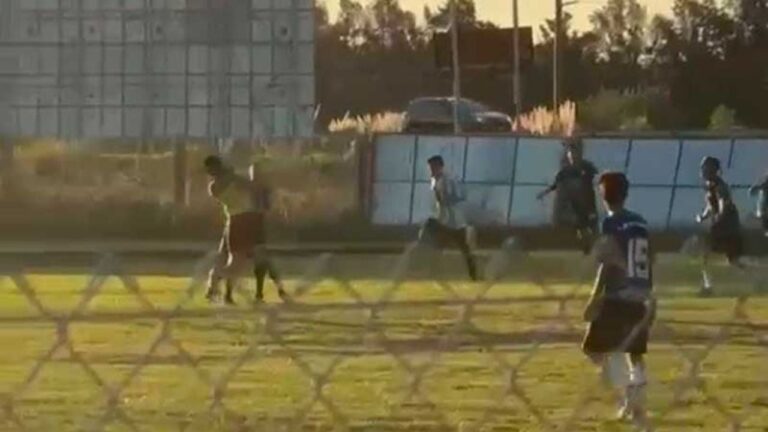 Imagen referencial de un árbitro de fútbol en un campo de juego.