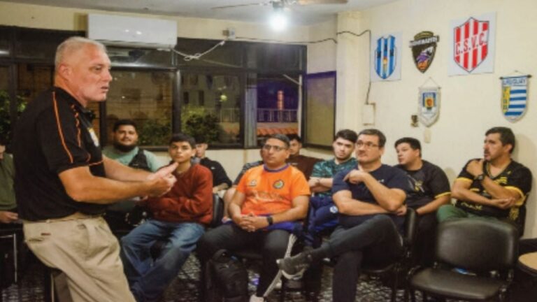 Grupo de árbitros participando en una charla de capacitación en una sede deportiva de Catamarca.