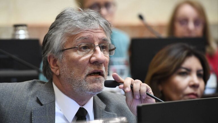 Senador Guillermo Andrada durante una entrevista radial hablando sobre el PAMI.
