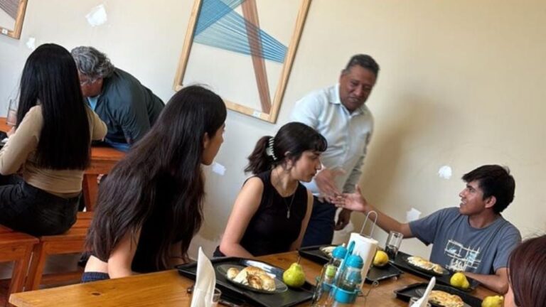 Intendente Mario Cusipuma dialoga con jóvenes estudiantes en el comedor Mikuna de Antofagasta de la Sierra.
