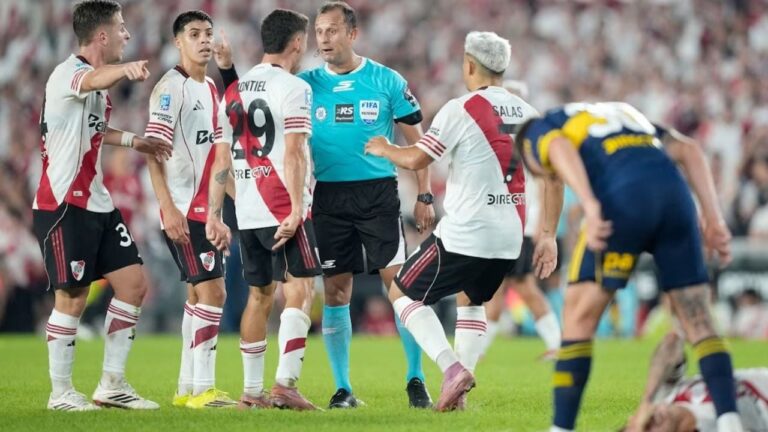 Héctor Paletta, árbitro del VAR, durante una transmisión de partido.