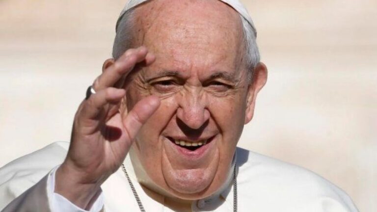 Fieles participan en una misa en conmemoración del papa Francisco.
