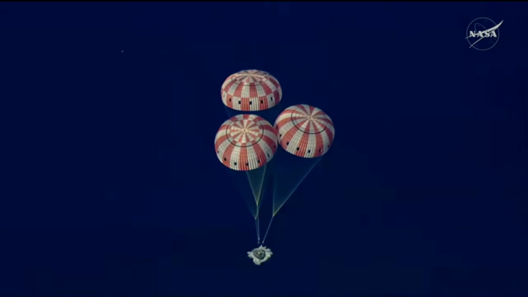 Ilustración de la cápsula Orion de la NASA amerizando en el Océano Pacífico.