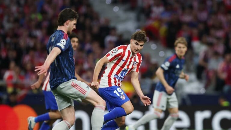 Partido de fútbol entre Atlético de Madrid y Arsenal en el estadio Metropolitano