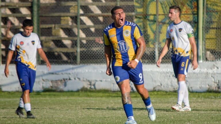 Jugadores de Atlético Policial y Juventud Unida durante el partido en el estadio Malvinas Argentinas de Catamarca.