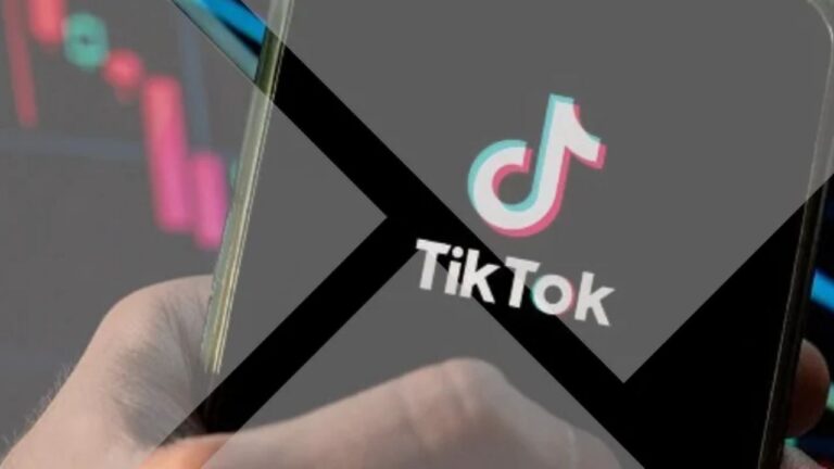 Persona usando un celular con logos de redes sociales como Instagram y TikTok en la pantalla, representando el riesgo de estafas online.