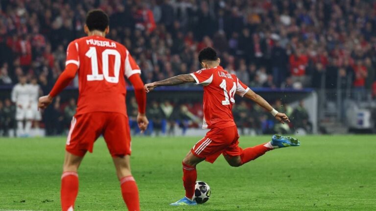 Jugadores del Bayern Munich y Real Madrid durante el partido de cuartos de final de la Champions League