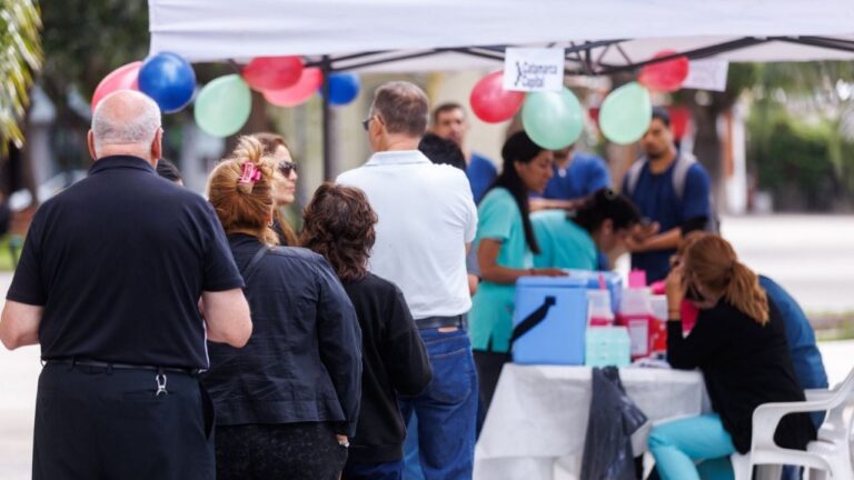 Carpa informativa de vacunación en la peatonal de Catamarca
