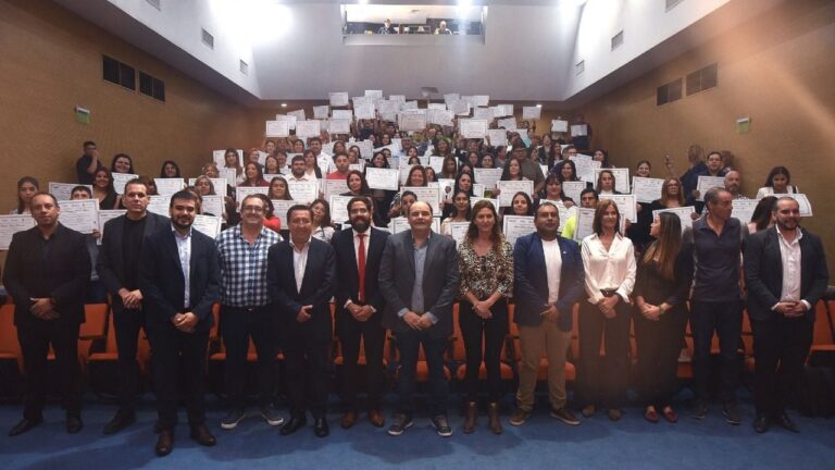 Intendente Gustavo Saadi junto a agentes municipales durante la entrega de certificados de capacitación en el Complejo Cultural Urbano Girardi.