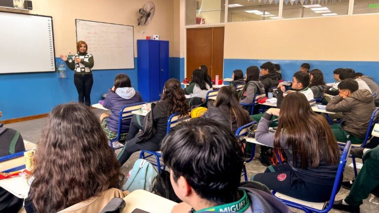 Profesionales participando en la capacitación para mentores del programa Aprender a Emprender en la Municipalidad de la Capital, Catamarca.