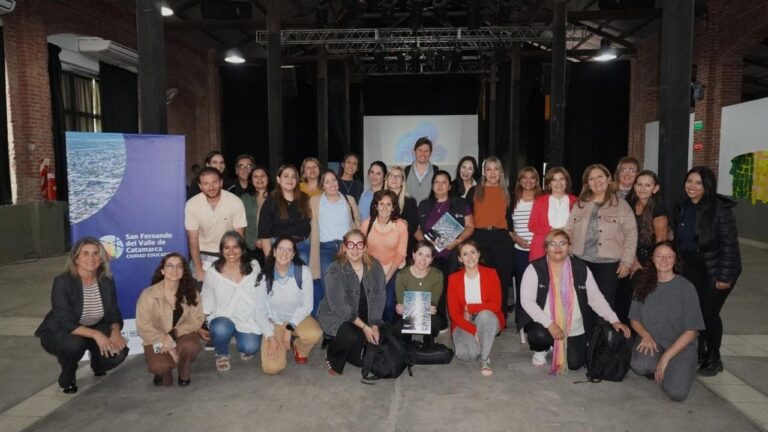Funcionarios municipales participando en un taller de capacitación en la Municipalidad de la Capital de Catamarca.