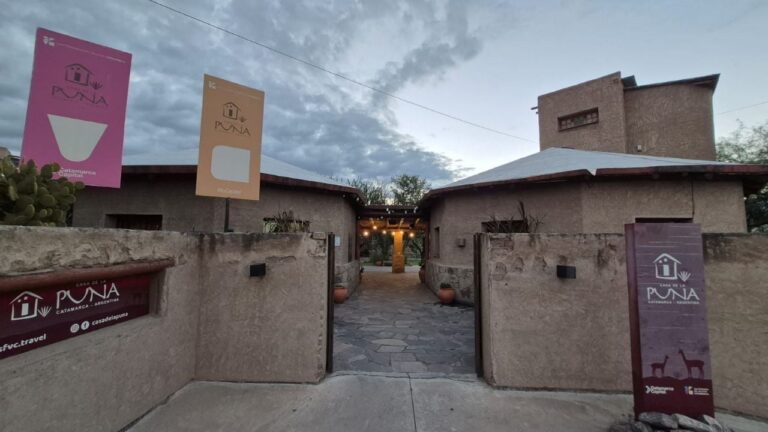 Ambiente de Casa de la Puna durante la Noche del Malbec, con degustación de vino y platos regionales.