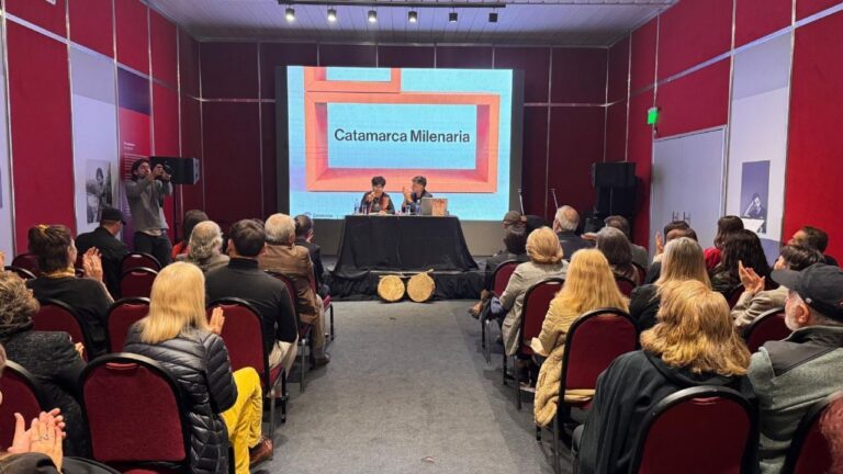 Homenaje a Rosario Andrada en la Feria del Libro de Buenos Aires, con público y autoridades catamarqueñas