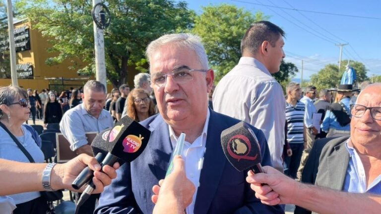 Gobernador Raúl Jalil durante un acto oficial.