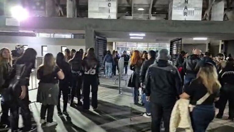 Multitud ingresando al Estadio Bicentenario de Catamarca para el recital de Airbag