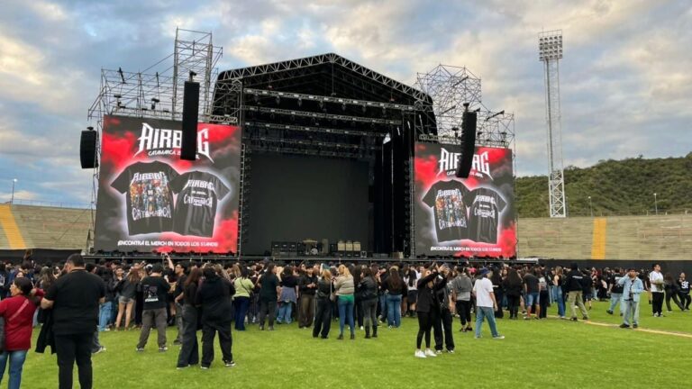 Multitud de fanáticos ingresando al Estadio Bicentenario de Catamarca para el concierto de Airbag