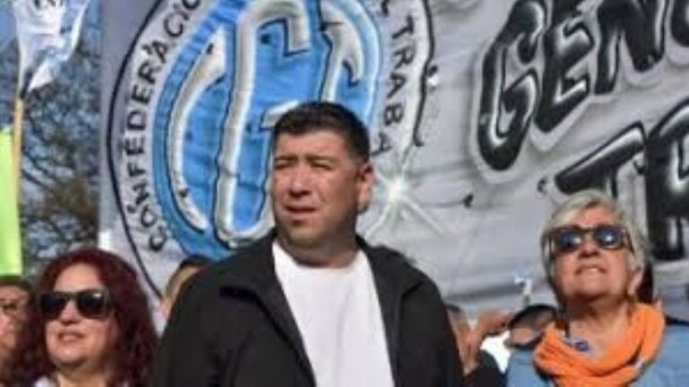Cristian Jerónimo, dirigente de la CGT, durante una declaración a la prensa.