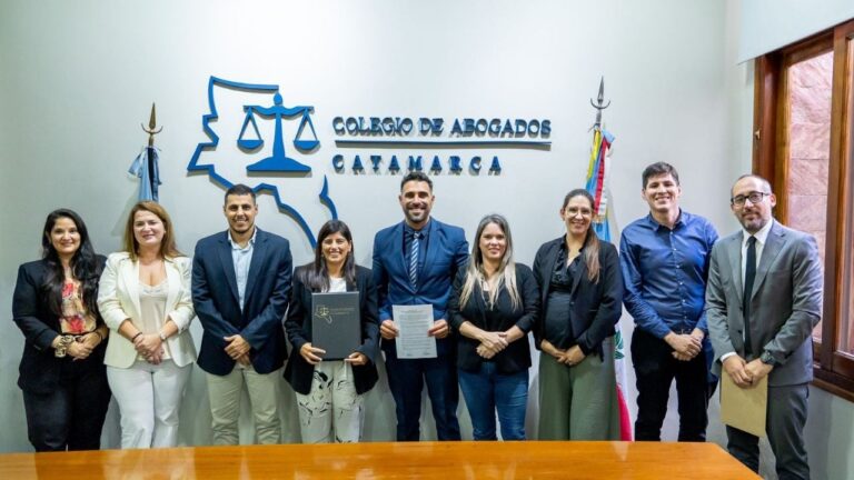 Autoridades del Colegio de Abogados y de la Escuela Judicial de Catamarca durante la firma del convenio.