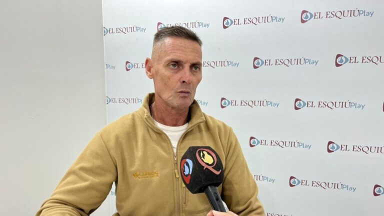 Voluntarios de la Compañía Águilas Negras preparan donativos para una campaña solidaria en Catamarca.