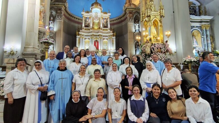 Religiosas y sacerdotes durante la misa en honor a la Virgen del Valle en el Santuario Catedral de Catamarca.