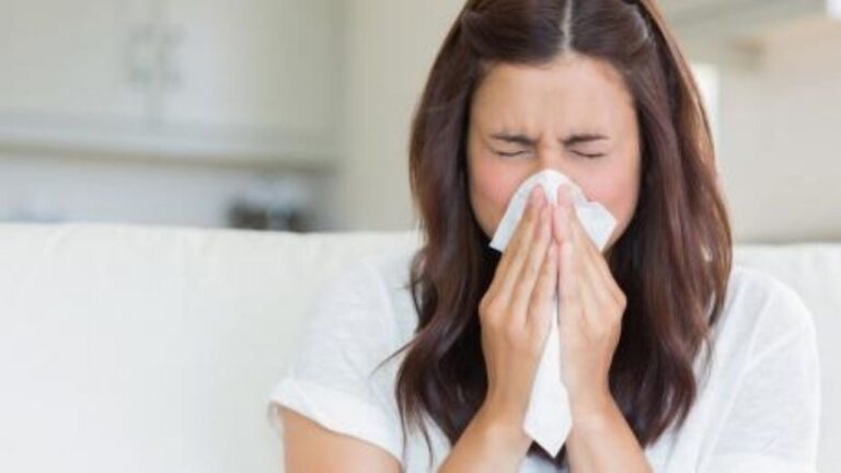 Persona lavándose las manos con agua y jabón durante 20 segundos