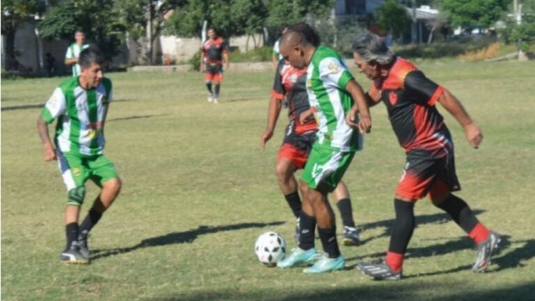 Ilustración de una pelota de fútbol con el logo de la Liga de Veteranos de Catamarca, en un fondo que representa la provincia.