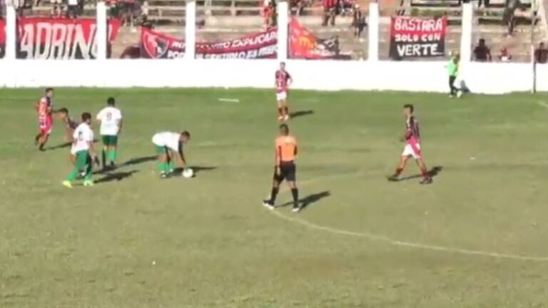 Jugadores de Defensores de Esquiú y Tinogasta Central en acción durante un partido anterior en Catamarca.