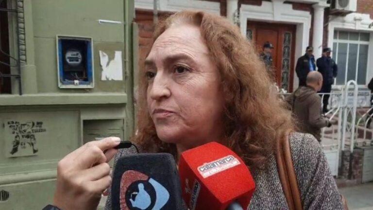 Mujer joven con expresión de preocupación, ilustrando denuncia por violencia de género