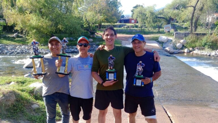 Pilotos de enduro en el circuito del Desafío Ambato 2026 en La Puerta, Catamarca