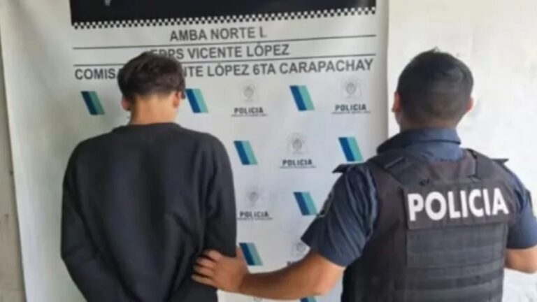 Ilustración de un edificio escolar con un símbolo de alerta de seguridad en primer plano.