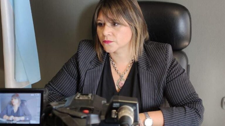 Diputada Natalia Herrera en las afueras de una institución