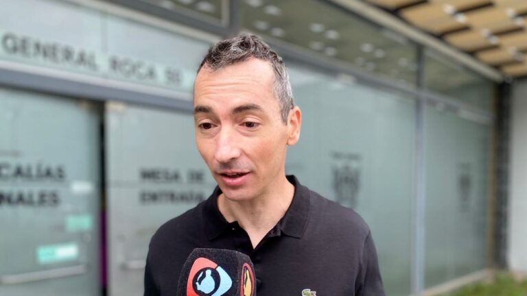 Diputado Javier Galán hablando con la prensa frente a la fiscalía en Catamarca