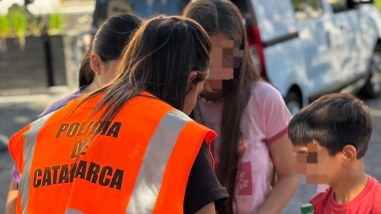 Efectivos de la División Trata de Personas informando a peregrinos durante las Fiestas Marianas en Catamarca